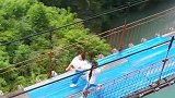 贵州深山一峡谷上的一座百米吊桥，这样的铁锁吊桥你敢走吗？