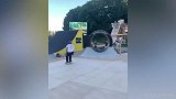 踏着滑板画个圈！老哥这操作竟然没掉下来？