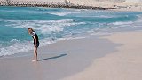 男子海边捡了一块石头 转手一卖 十万元