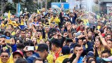 南美风味！哥伦比亚小球迷为祖国加油 球迷热情几近疯狂