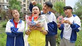 女骗子拿外卖当街行骗，小学生用巧计玩套路，让骗子人财两空