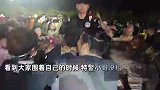 音乐节现场，歌迷围着执勤特警甩头狂欢，特警眼神坚定丝毫不受影响