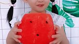 向往的童趣：姐姐用魔法变西瓜吃