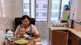 这就是不听话的下场，还想吃肉没门啊，吃你的土豆去吧