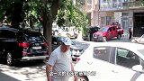 恶搞也要技能！牛人在马路上画了一个“断桥”，行人路过不敢前进