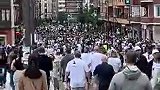 场面壮观！赛后热刺球迷退场占满整条街道
