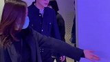 何昶希 来喽，大长腿配眼镜也太炫酷了吧