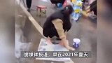 郑州一街道上流出温泉水，上千市民裹棉袄排队泡脚：艾草都带上了