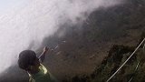 小伙600米高空挑战云中行走 扁带上演杂技引惊呼