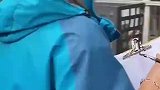 网格员上门宣传反诈知识，顺手带娃又做饭