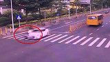 广东一男子骑电动车过斑马线 被疾驰轿车撞飞致1死1伤