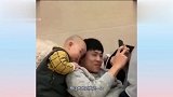 宝宝不想让老爸玩手机，就这样对爸爸，不料却把自己哄睡，太逗了