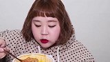 韩国胖妞吃糖醋肉和米饭