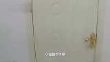 女子与男友吵架欲割腕轻生_保安踹门救下自己腿却粉碎性骨折