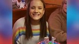 穿彩虹毛衣拍照，美国少女过完15岁生日，却被学校无情开除