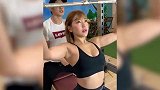 可爱的日本妹子训练之前还皮一下 教练辅助卧推小姐姐表情亮了