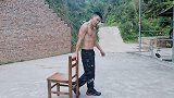 小伙子，你这腰何止突出