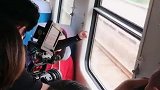 火车上竟然碰到拍电影的，姑娘长得真好看，大家看看有认识的吗
