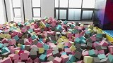 游戏乐园：妈妈和来福展开了海绵大战，没想来福竟毫无还手之力！