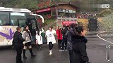 高峰和媳妇第一次来贵州，游览天洞真壮观，高峰又和两个美女合影