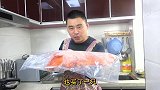 超小厨吃脆皮烤乳猪，味道真带劲