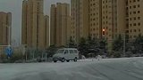 雪后路面湿滑，大巴车发生漂移