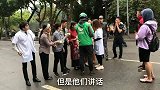 越南首都街头，偶遇当地市民拍摄国内某品牌药品，我真的很自豪