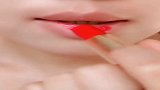 小姐姐教你涂口红的两种方法，超级甜美好看，喜欢就试试吧