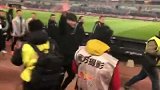 主场收官！鲁能教练组绕场感谢球迷 场内万人高喊李霄鹏
