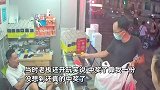 男子刚买一张手机卡，顺手买彩票中17万大奖，掉头给手机店店主送红包