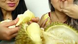 姐妹俩吃一只大榴莲，一剥开就大块大块吃起来