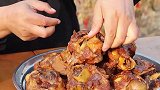 农村特色风味熏大骨，酱香美味，满口熏香，吃的是人间烟火味