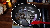 花甲怎么做，简单又好吃的咸菜炒花甲，超级下饭