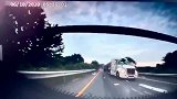 三根水泥管冲翻驾驶室