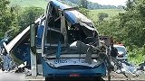 惨剧！巴西一大巴与货车相撞车身遭拦腰截断，致至少41人死亡