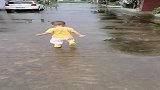 萌娃雨后散步，最后的那一幕，差点把我笑岔气