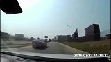 悲剧！挂车侧翻小轿车情侣惨遭“活埋“