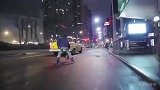 摄影这轮滑技术相当了得 手持摄影机扒车门完成拍摄