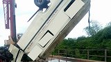 尼日利亚一公交车因超车坠河，已造成至少14人死亡