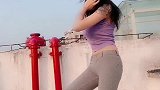 漂亮小姐姐楼顶尬舞，这身材好性感啊