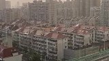 在家里的阳台上观看太阳雷阵雨