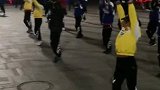 众人跳广场舞开启“无声模式”，带着耳机音乐只有自己听到不扰别人