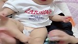 坏爸爸拿胡子扎暖宝，暖宝这脚还挺厉害，暖宝：再扎我还踹你