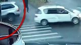 俄罗斯 男子十字街头过马路，两车高速撞击，一车撞向男子！先是躲过撞击，电线杆倒下又悬空！幸运