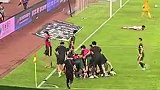 绝平进球后浙江队球迷疯狂竖中指嘲讽蓉城球迷