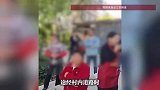 大妈搬板凳坐路中间拦婚车，开口就要喜烟，给两包烟嫌少要六包：一人一包就齐了