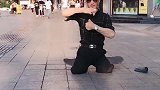 残疾人小哥在街头表演才艺，为他这份坚强的意志点赞！