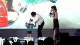 李承铉带女儿上台，lucky小奶音跟观众打招呼，太萌了