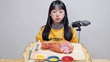 小姐姐吃大鸡腿，看起来很有食欲，看馋了