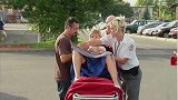 美女假装要分娩了，得知真相的路人好尴尬